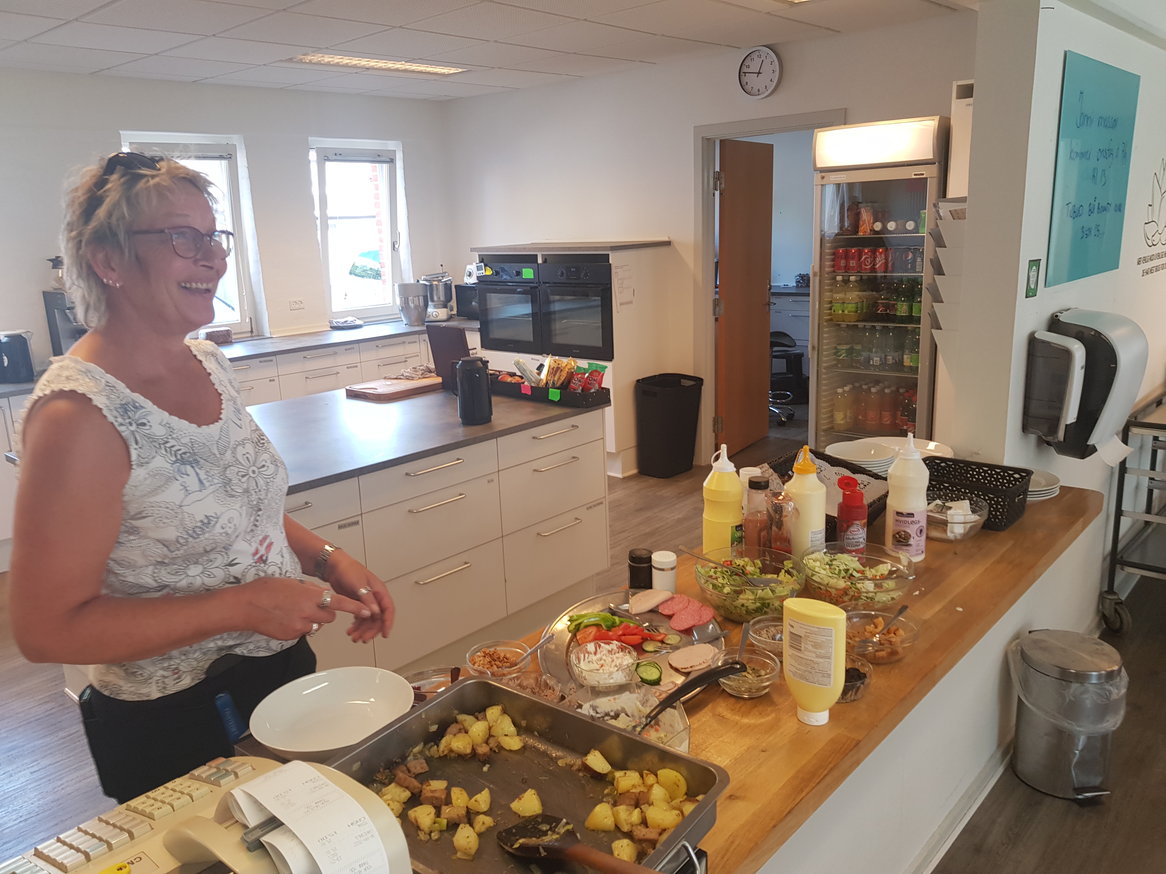 Her ser i daglig leder Anne Dorte som serverer mad.